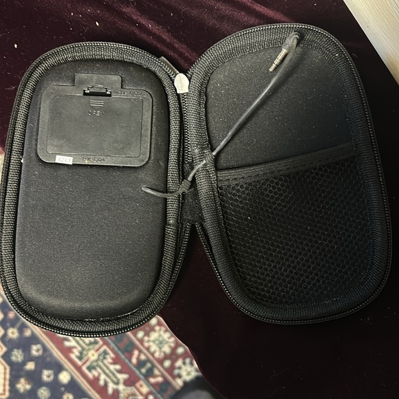 HMDX G-04 Portable speaker + case with aux hook up - Picture 3 of 4